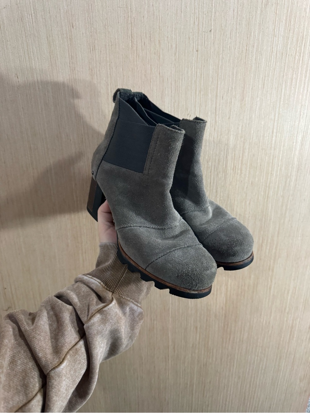 Women’s Sorel Waterproof Gray Chunky Suede Chelsea Ankle Booties Size 8
